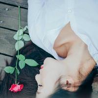 青栀 做yI个花心的女RE