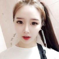 她的眸里带着傲视天下的冰冷 有时候，一个拥抱就足
