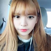 她的眸里带着傲视天下的冰冷 有时候，一个拥抱就足
