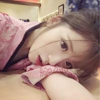 她的眸里带着傲视天下的冰冷 有时候，一个拥抱就足