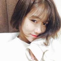 她的眸里带着傲视天下的冰冷 有时候，一个拥抱就足