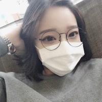 她的眸里带着傲视天下的冰冷 有时候，一个拥抱就足