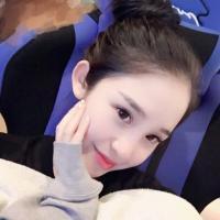 她的眸里带着傲视天下的冰冷 有时候，一个拥抱就足