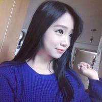 她的眸里带着傲视天下的冰冷 有时候，一个拥抱就足