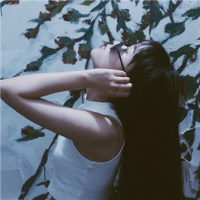 好看的头像就应该一起分享。 单曲循环，其实听的是