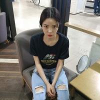 歌川湛 哭给自己听，笑给别人