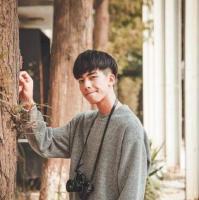 发光：李威龙 她恰好一片笋在嘴里，