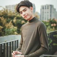 发光：李威龙 她恰好一片笋在嘴里，