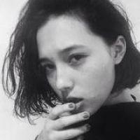 灰色头像 我们生活在阴沟里，依
