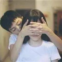 愿你余生常笑不用再为她长叹皱眉 每次你不说话 我以为