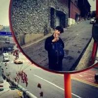 多年后你的名字仍是我坚强微笑的理由 我拥抱着残留着你气息