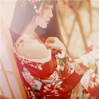 一抹胭脂色 半面桃花妆。 你可知这段感情的路。
