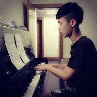 笑衬心酸。 都习惯了在深夜里一个