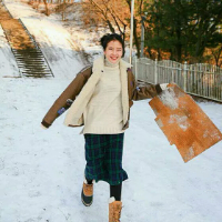 硬脾气 在人多时候最沉默，笑