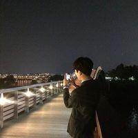 在别人面前笑得很开心
