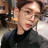 总担心与谁走散在半路怕耽误也怕 曾经的情话与诺言像耳