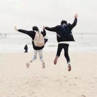 我们都想要牵了手就能