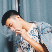 做我怀中人 听着你空间的音乐。眼