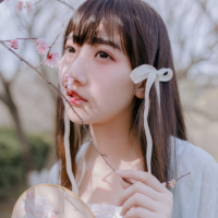 业余诗人. 醉的人们举起酒杯 笑