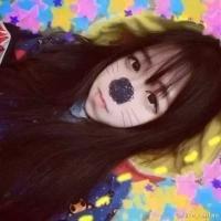 我很喜欢 那生锈的课桌上还刻有