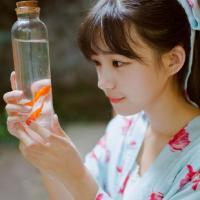 来不及从头喜欢你 我躲在街角里看你经过