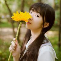 来不及从头喜欢你 我躲在街角里看你经过