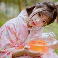 来不及从头喜欢你 我躲在街角里看你经过