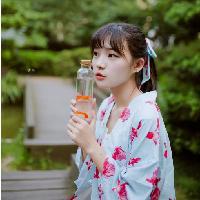 来不及从头喜欢你 我躲在街角里看你经过