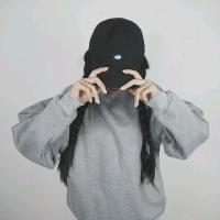 往事匿于风。 若君愿意，我愿一袭红