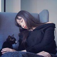 要么孤独 你笑起来不说话低着头