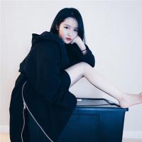 要么孤独 你笑起来不说话低着头