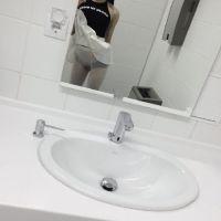要么孤独 你笑起来不说话低着头