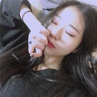 要么孤独 你笑起来不说话低着头