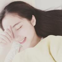 要么孤独 你笑起来不说话低着头