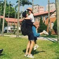新年了要抱紧怀里的人 没有谁为了要我微笑而