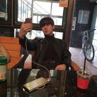 扶着往事走 我不浪也不安稳 却再