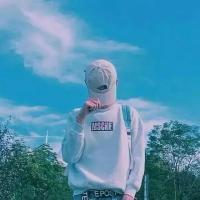 小时候太傲，长大忘了笑 你笑着说她是朋友可你