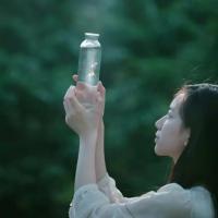 恩 用手使劲敲打胸口，这