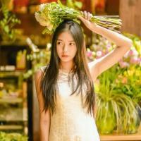 恩 用手使劲敲打胸口，这