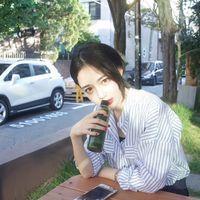 微风很轻柔。 像个路人看你生活 心