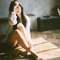 后来我没有再还念你，你也没有再认真看过我 我慢热也不爱说话 如