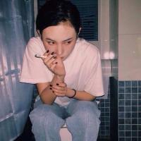 病娇少女. 真正有故事的人通常不
