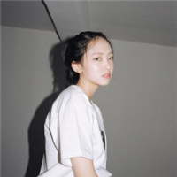 素手披薄衣^ 深夜还不睡，你是不是