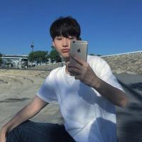 她说她还爱你. 走在热闹的人群中不知