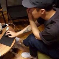 她说她还爱你. 走在热闹的人群中不知