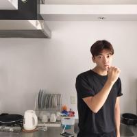 闻讯 听着忧伤的歌，心里全