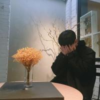 闻讯 听着忧伤的歌，心里全
