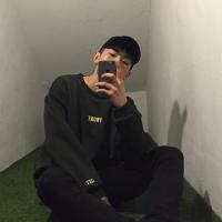 闻讯 她就像是那窗外湖边的
