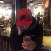 闻讯 她就像是那窗外湖边的