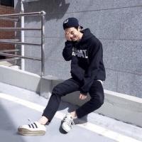 闻讯 她就像是那窗外湖边的